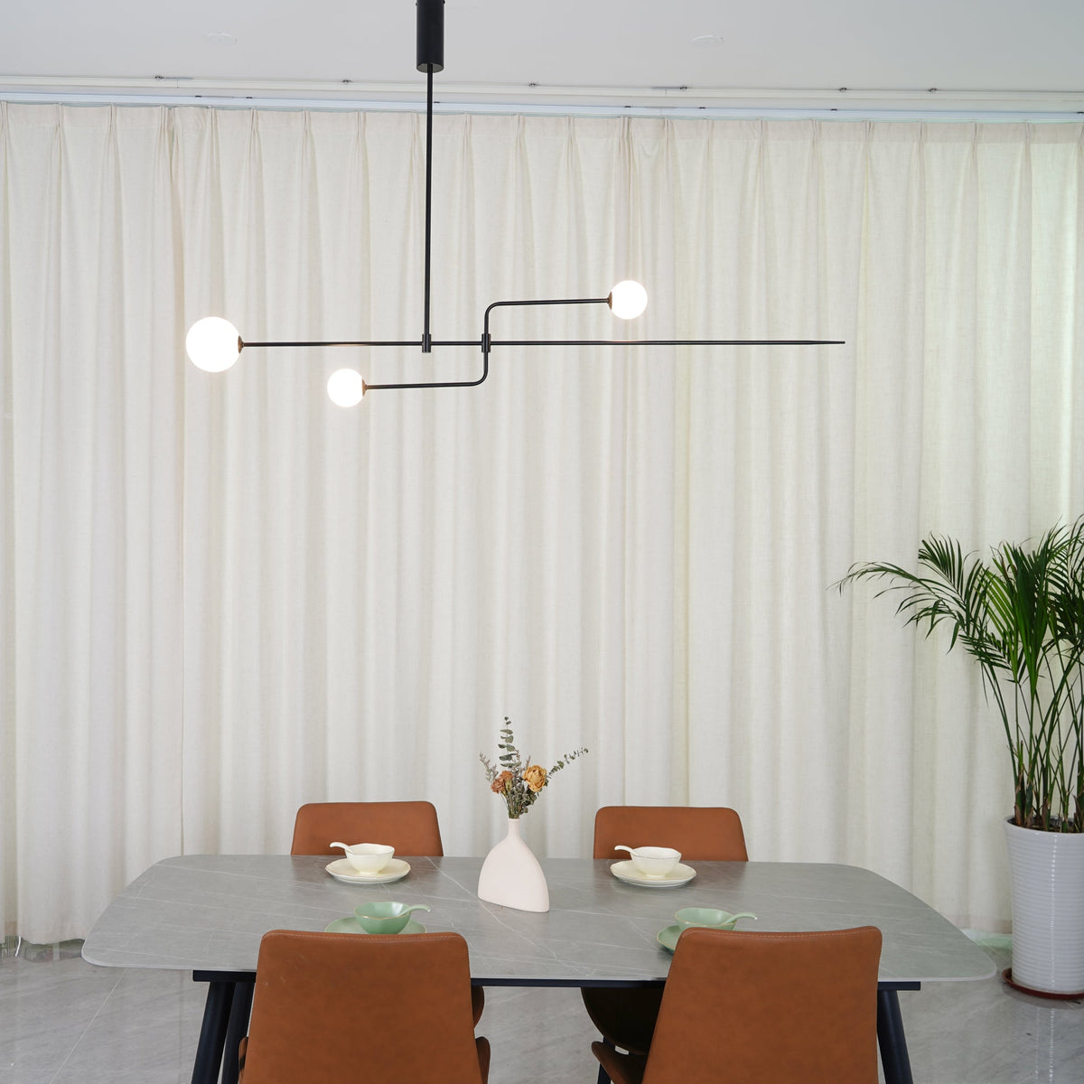 Mobile Deckenleuchte mit Glaskugeln – modernes Design in Messing oder Schwarz – 9 Konfigurationen – G9- und G4-Fassung | Sansoti