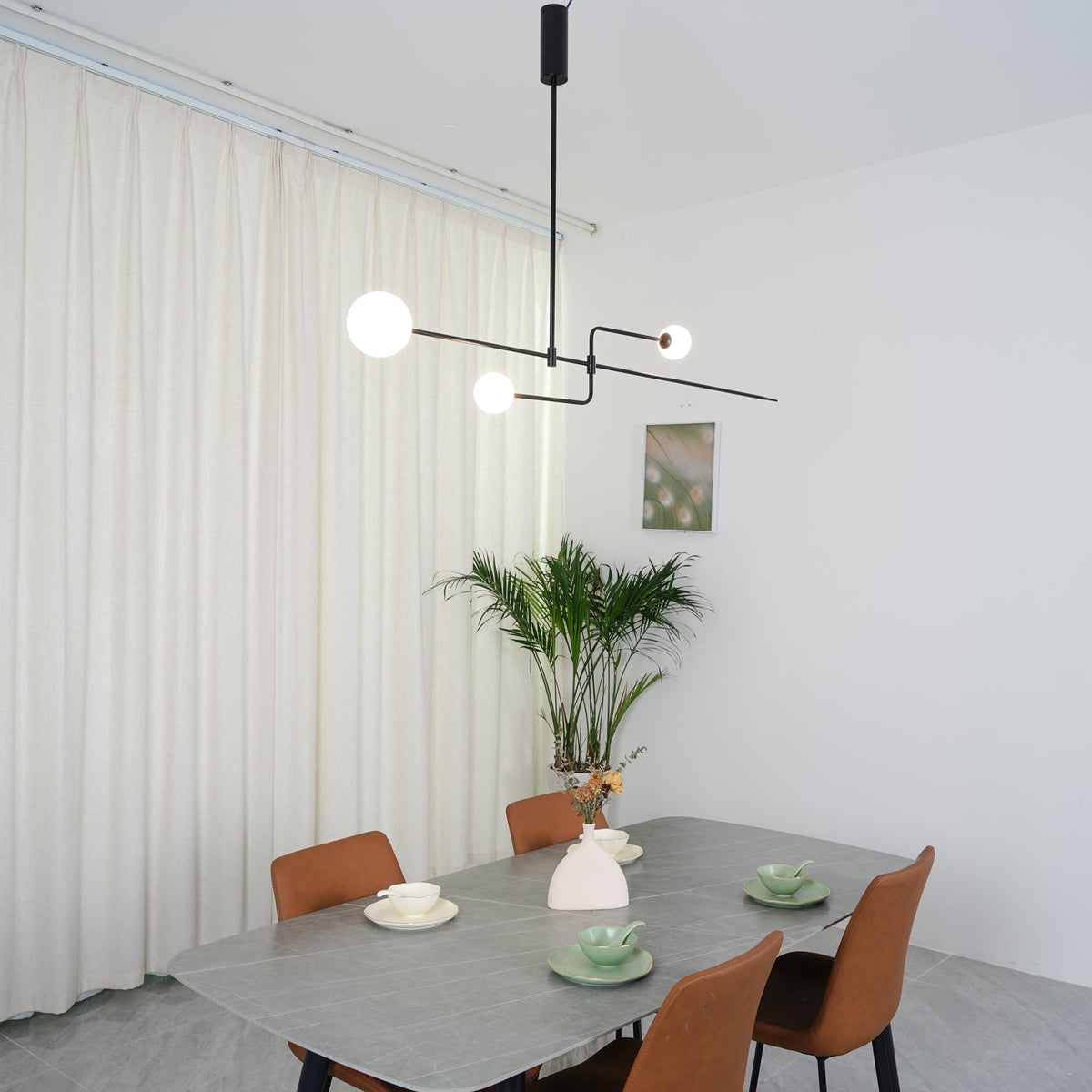 Mobile Deckenleuchte mit Glaskugeln – modernes Design in Messing oder Schwarz – 9 Konfigurationen – G9- und G4-Fassung | Sansoti