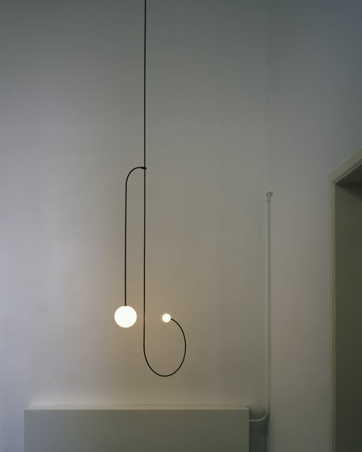 Mobile Deckenleuchte mit Glaskugeln – modernes Design in Messing oder Schwarz – 9 Konfigurationen – G9- und G4-Fassung | Sansoti