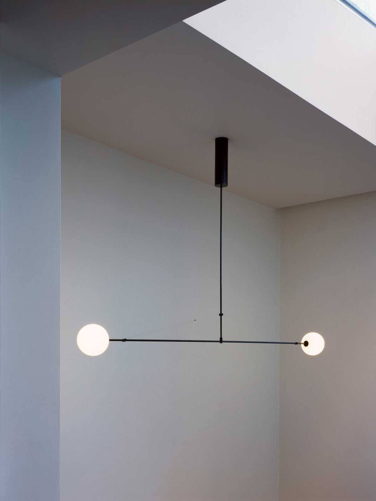 Mobile Deckenleuchte mit Glaskugeln – modernes Design in Messing oder Schwarz – 9 Konfigurationen – G9- und G4-Fassung | Sansoti