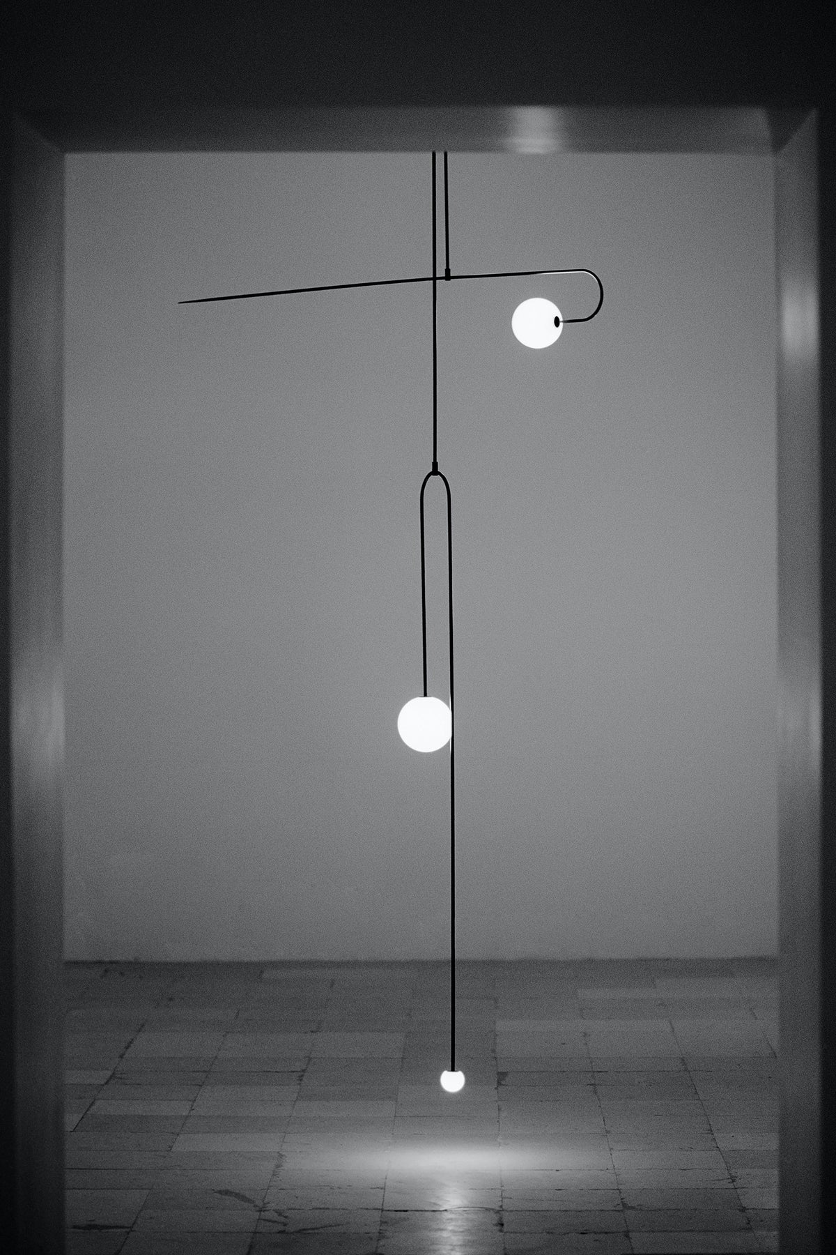 Mobile Deckenleuchte mit Glaskugeln – modernes Design in Messing oder Schwarz – 9 Konfigurationen – G9- und G4-Fassung | Sansoti