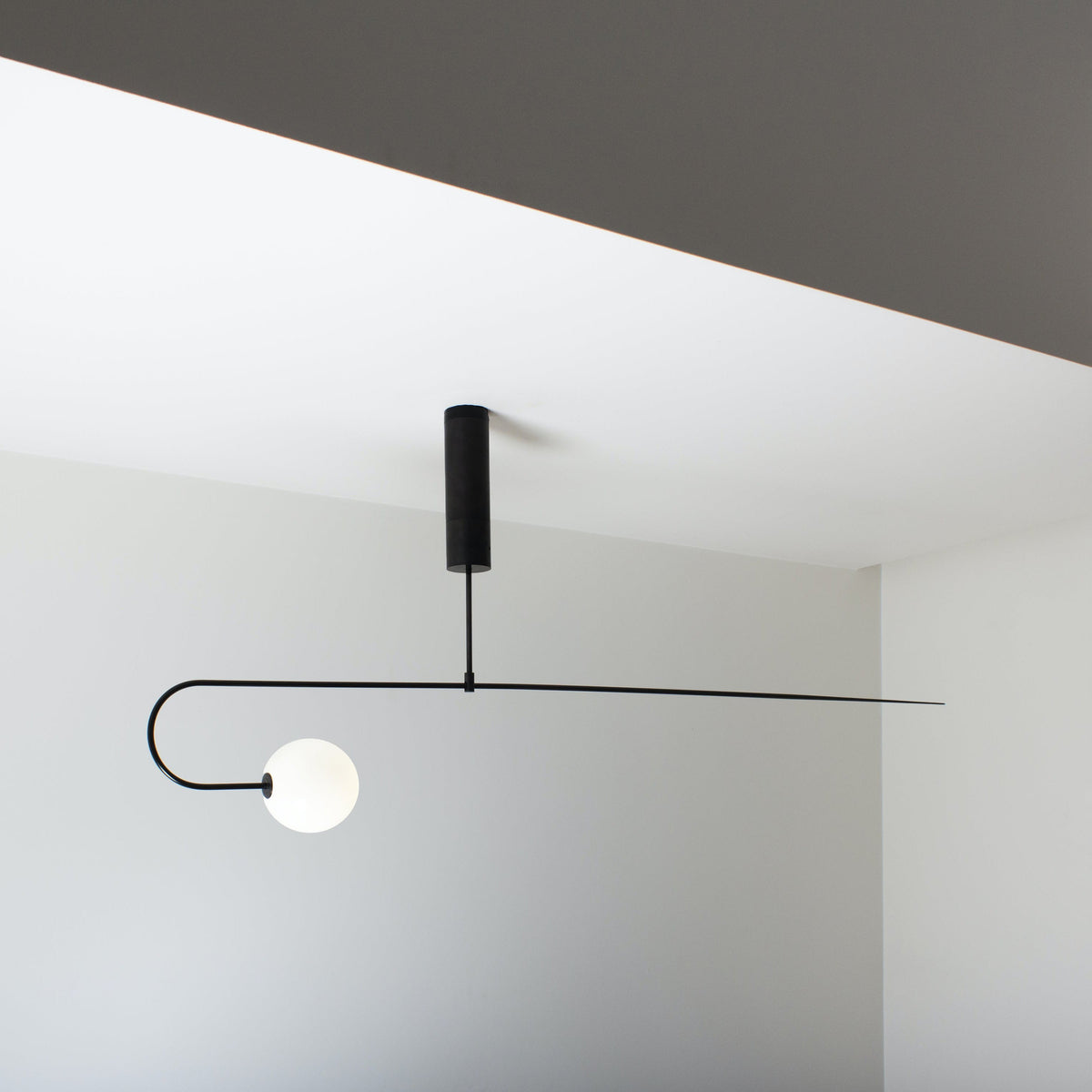 Mobile Deckenleuchte mit Glaskugeln – modernes Design in Messing oder Schwarz – 9 Konfigurationen – G9- und G4-Fassung | Sansoti