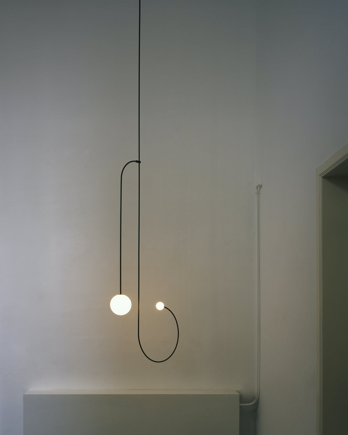 Mobile Deckenleuchte mit Glaskugeln – modernes Design in Messing oder Schwarz – 9 Konfigurationen – G9- und G4-Fassung | Sansoti