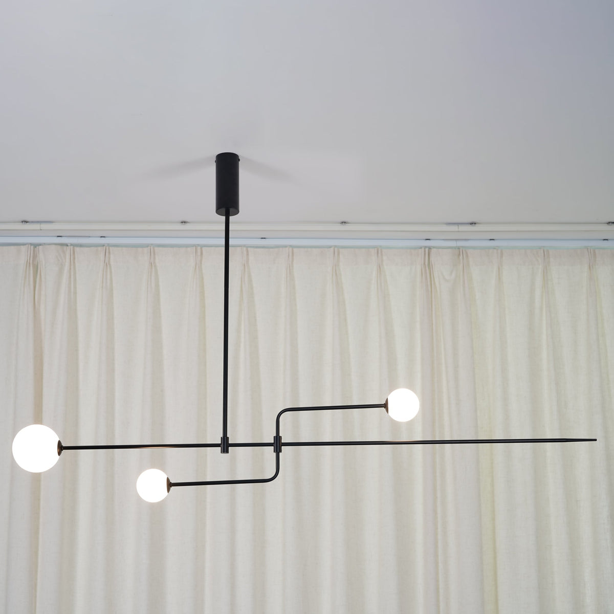 Mobile Deckenleuchte mit Glaskugeln – modernes Design in Messing oder Schwarz – 9 Konfigurationen – G9- und G4-Fassung | Sansoti