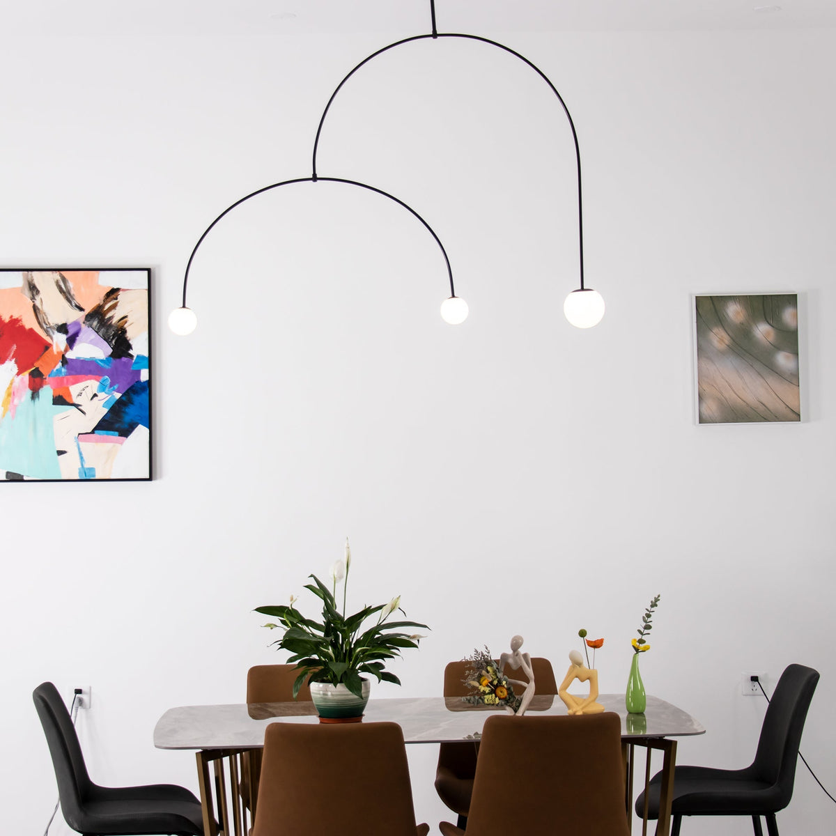 Mobile Deckenleuchte mit Glaskugeln – modernes Design in Messing oder Schwarz – 9 Konfigurationen – G9- und G4-Fassung | Sansoti