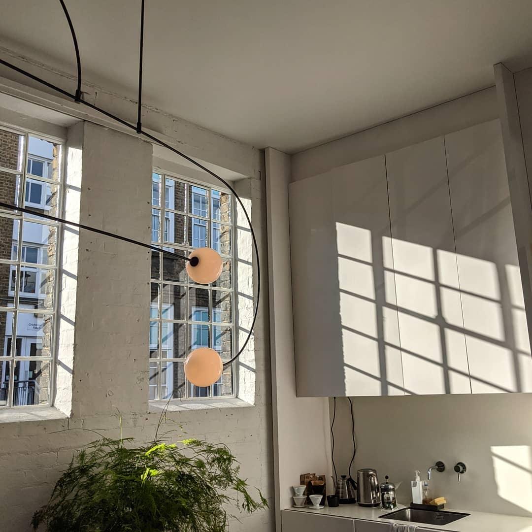 Mobile Deckenleuchte mit Glaskugeln – modernes Design in Messing oder Schwarz – 9 Konfigurationen – G9- und G4-Fassung | Sansoti