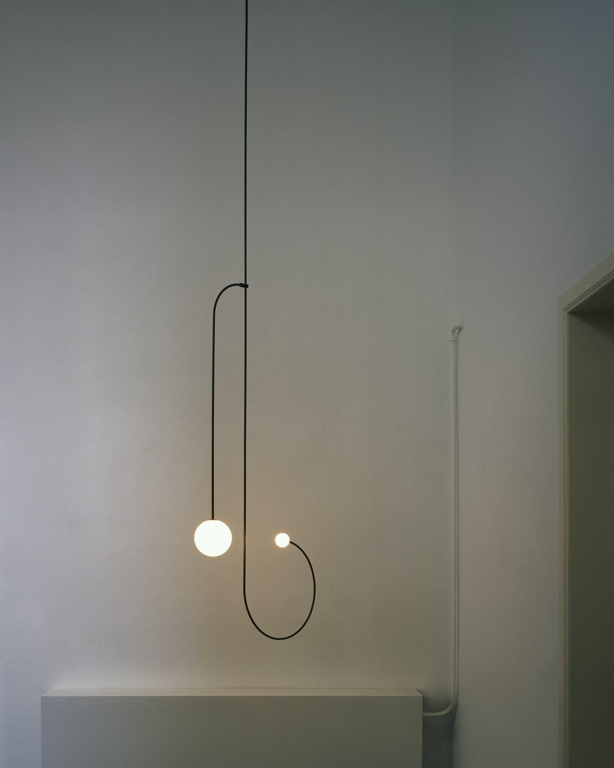 Mobile Deckenleuchte mit Glaskugeln – modernes Design in Messing oder Schwarz – 9 Konfigurationen – G9- und G4-Fassung | Sansoti