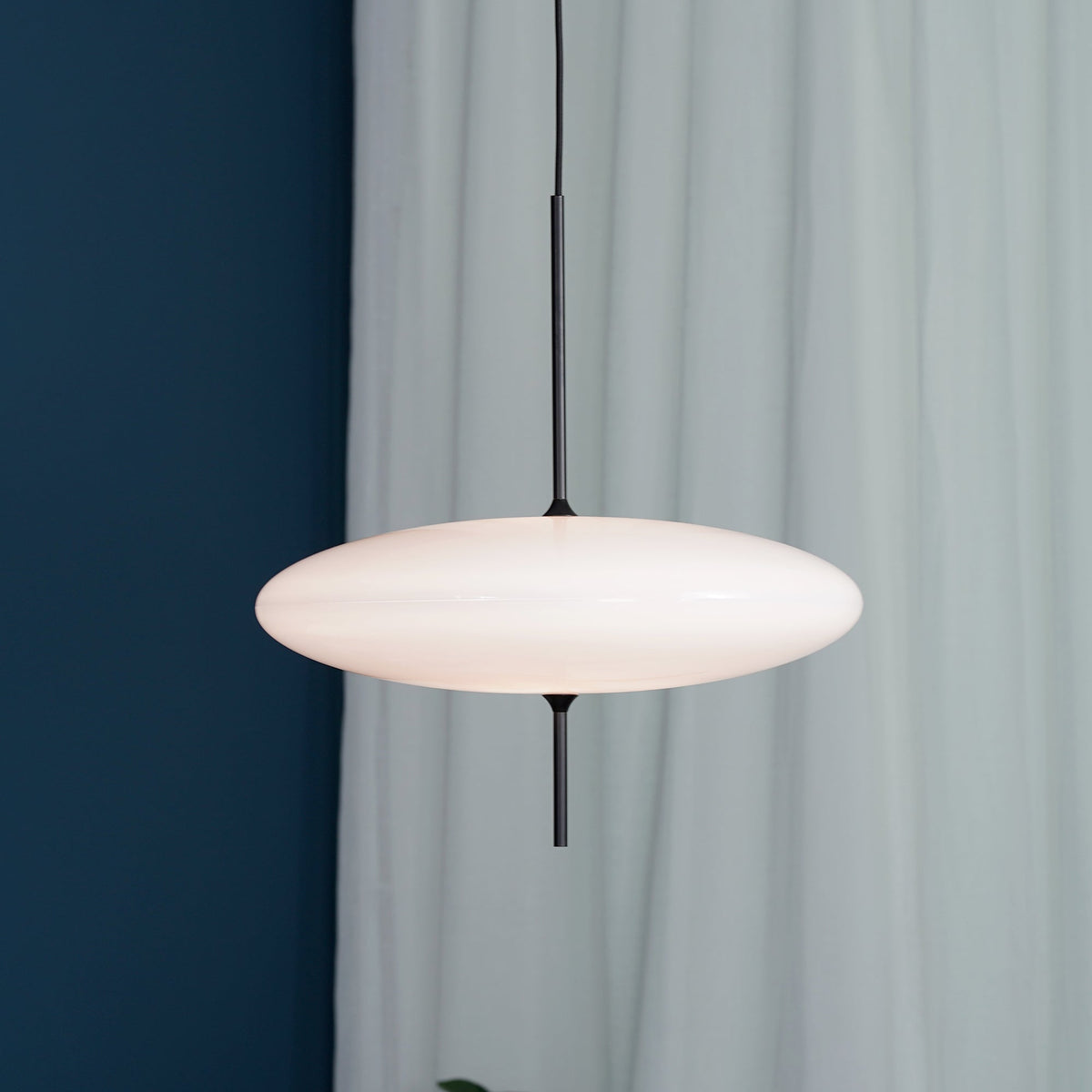 Opaalwitte Schijfhanglamp Elliptisch Design Glas-Effect Polymeer 3-4 Lichtpunten E26/E27 Moderne Designlamp Scandinavische Stijl Zwart of Wit Scandinavisch Interieur | Sansoti