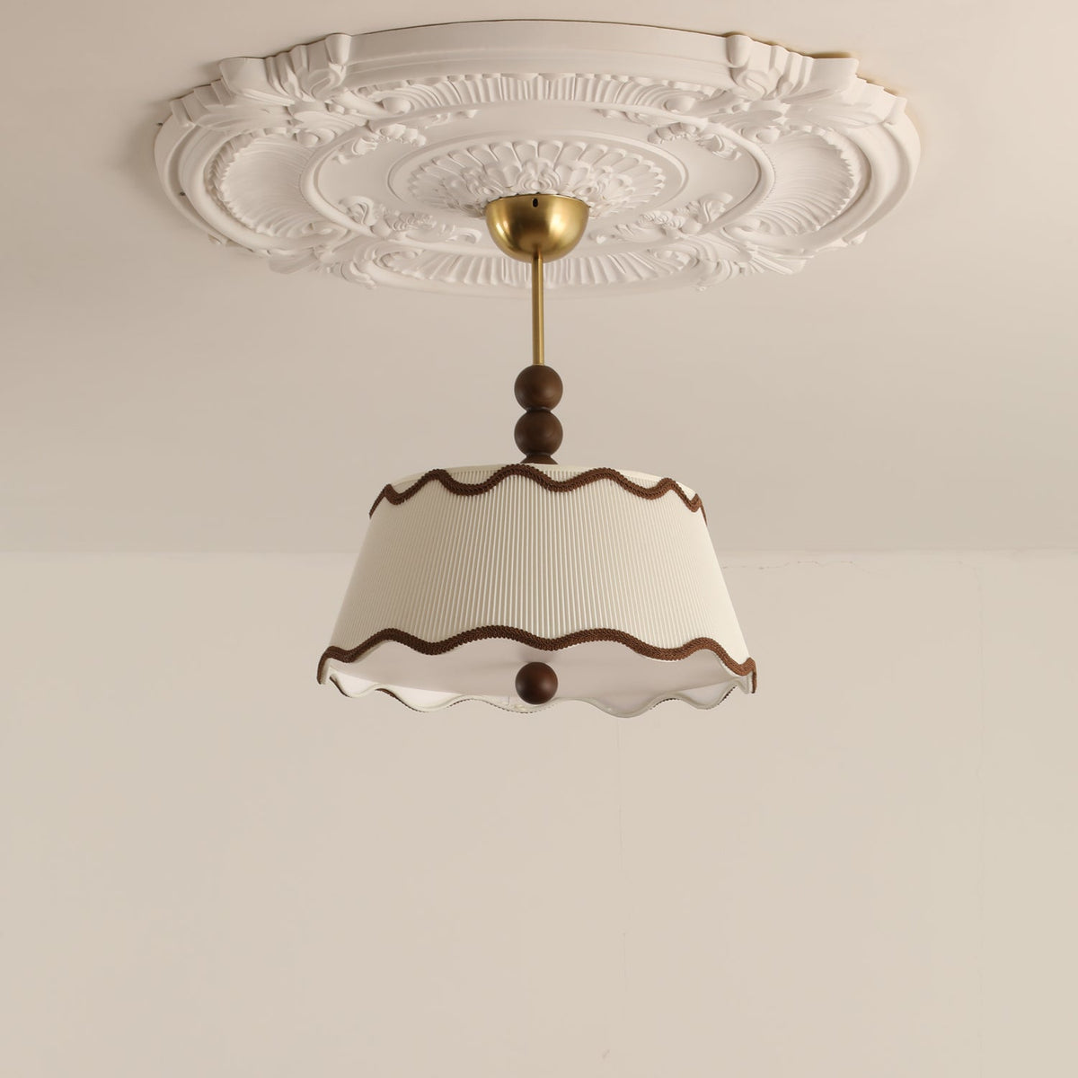 Deckenlampe mit gefaltetem Schirm und Holzperlen – Vintage-Cottage-Stil für warmes, stimmungsvolles Licht | Sansoti