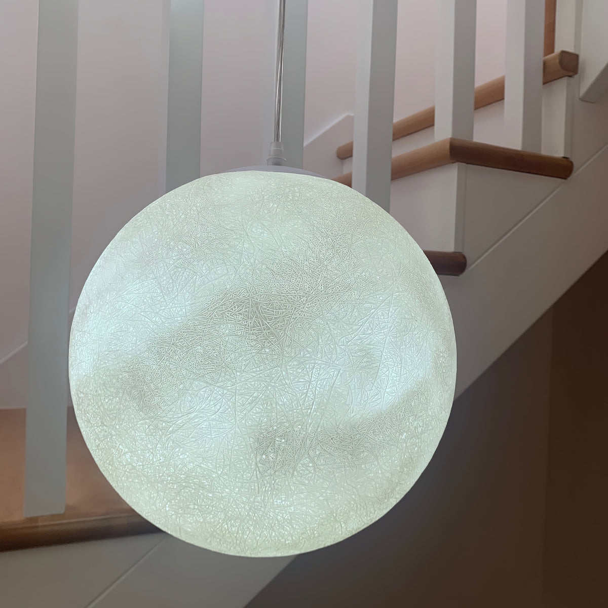 Suspension Lune – Texture Réaliste – 8 Tailles Disponibles – Boule de Lune Romantique pour Chambre Salle à Manger Chambre d’Enfant – Lumière Chaude Dimmable – Adaptateur Plafond Incliné Inclus | Sansoti