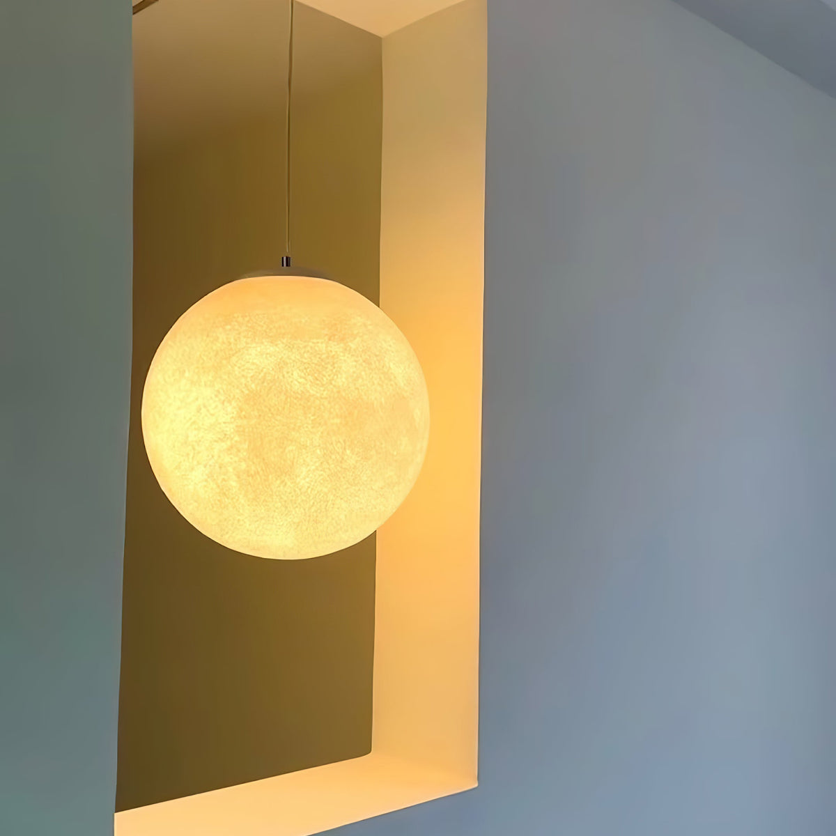 Suspension Lune – Texture Réaliste – 8 Tailles Disponibles – Boule de Lune Romantique pour Chambre Salle à Manger Chambre d’Enfant – Lumière Chaude Dimmable – Adaptateur Plafond Incliné Inclus | Sansoti
