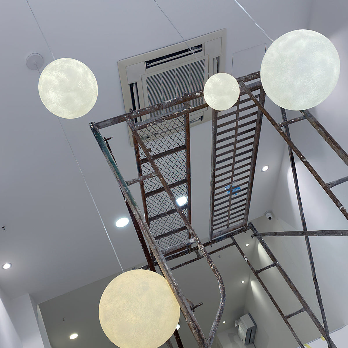 Suspension Lune – Texture Réaliste – 8 Tailles Disponibles – Boule de Lune Romantique pour Chambre Salle à Manger Chambre d’Enfant – Lumière Chaude Dimmable – Adaptateur Plafond Incliné Inclus | Sansoti