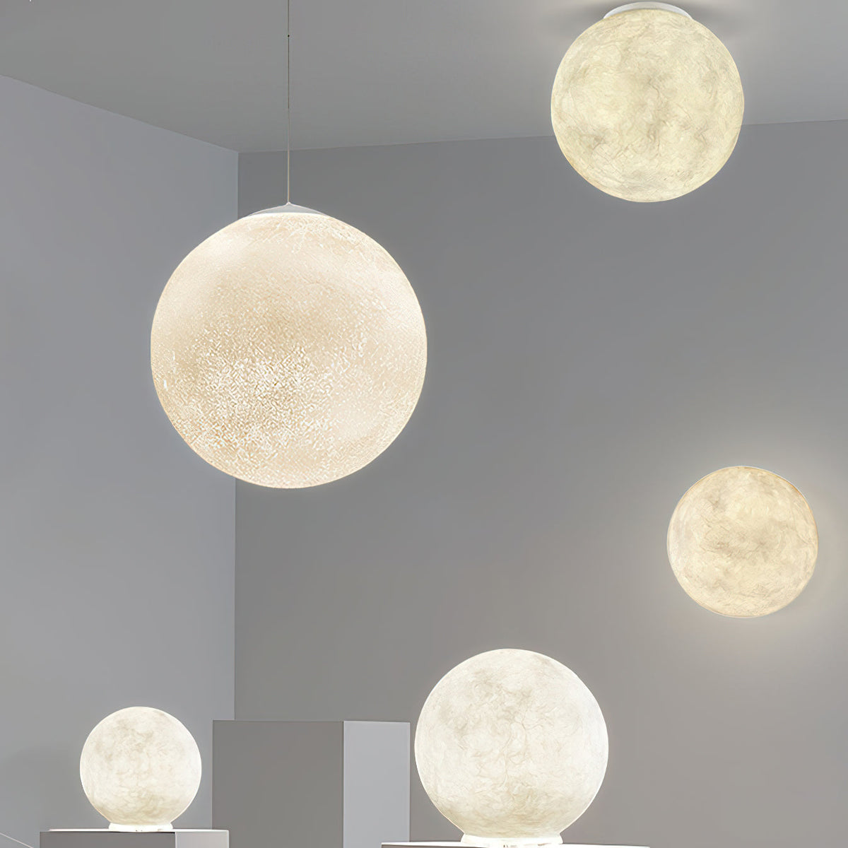 Suspension Lune – Texture Réaliste – 8 Tailles Disponibles – Boule de Lune Romantique pour Chambre Salle à Manger Chambre d’Enfant – Lumière Chaude Dimmable – Adaptateur Plafond Incliné Inclus | Sansoti