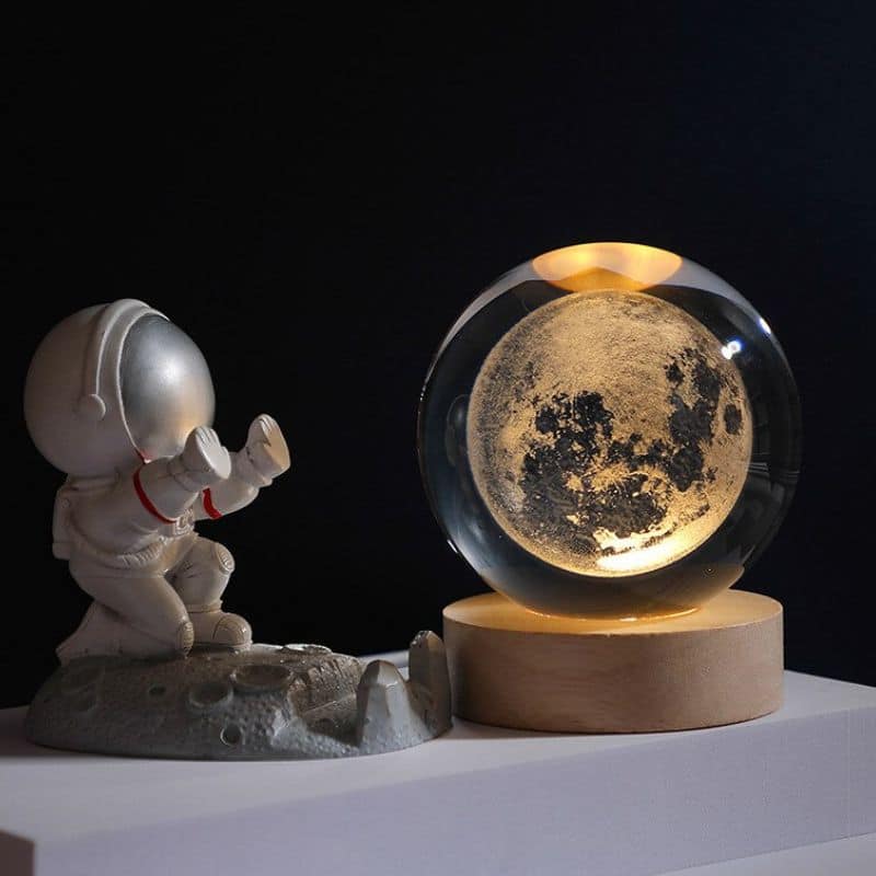 Glaskugel mit LED-Beleuchtung, 7cm, Kosmos-Design, dekorative Nachtlampe mit Holzsockel, USB-Stimmungsleuchte | Sansoti