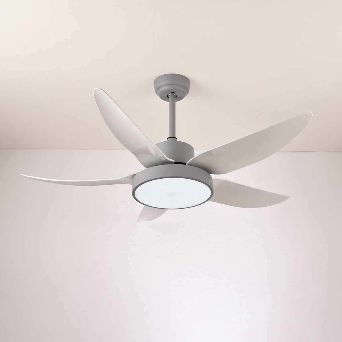 Moderner Deckenventilator Auron mit integrierter LED-Beleuchtung | Leise & stilvoll | Sansoti