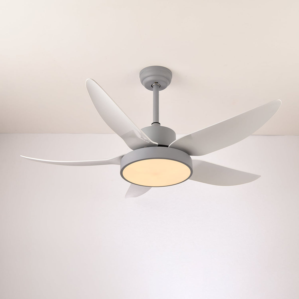 Moderner Deckenventilator Auron mit integrierter LED-Beleuchtung | Leise & stilvoll | Sansoti
