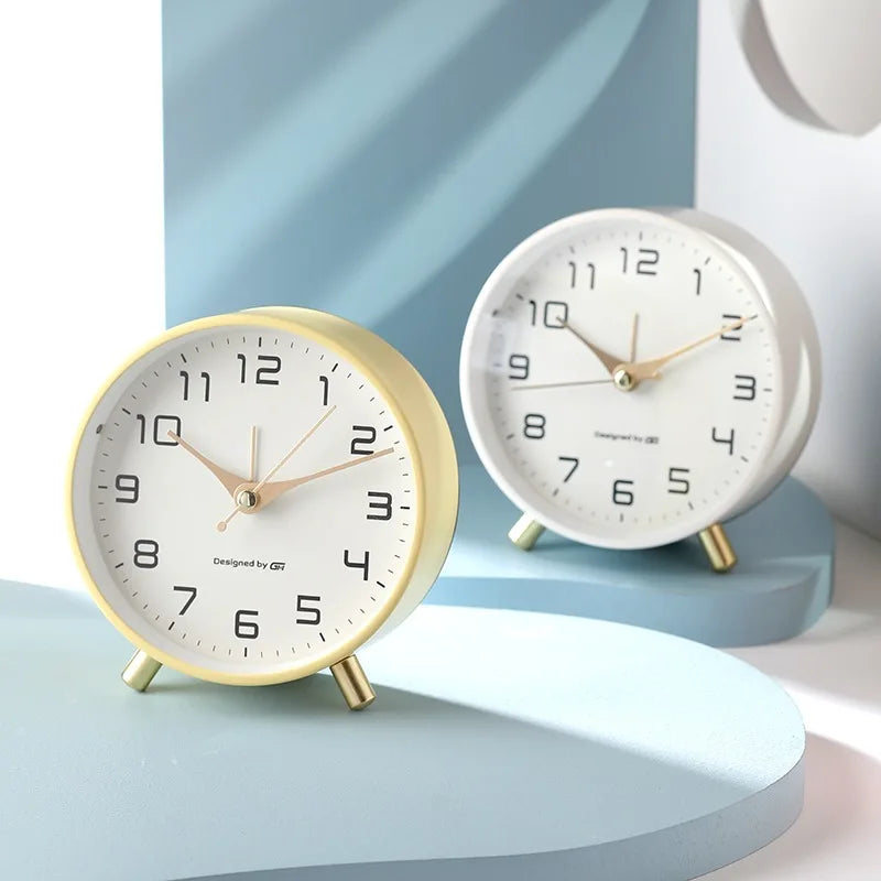 Scandinavische tafelklok, stil uurwerk, metaal en glas, voor slaapkamer en woonkamer, modern | Sansoti