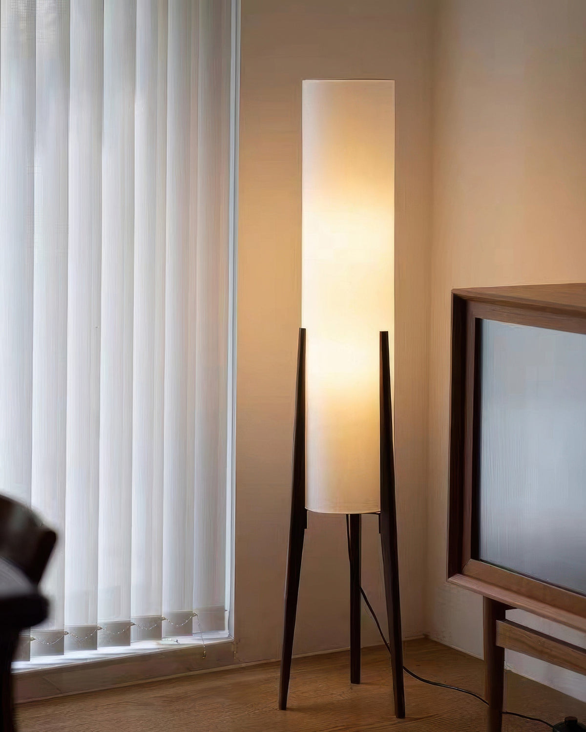 Lampadaire scandinave en noyer avec abat-jour en tissu et lumière chaude pour intérieurs élégants | Sansoti