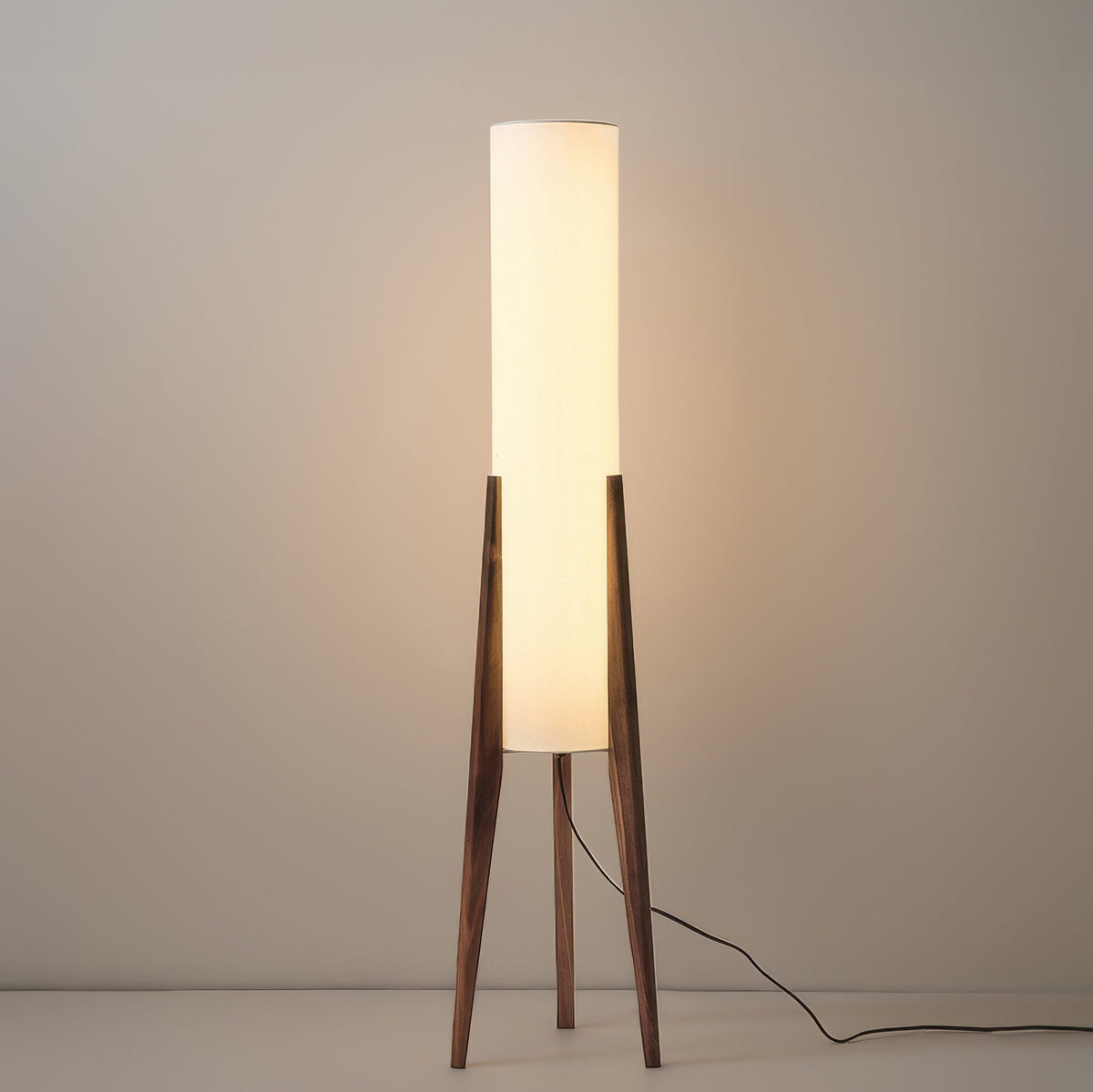 Lampadaire scandinave en noyer avec abat-jour en tissu et lumière chaude pour intérieurs élégants | Sansoti