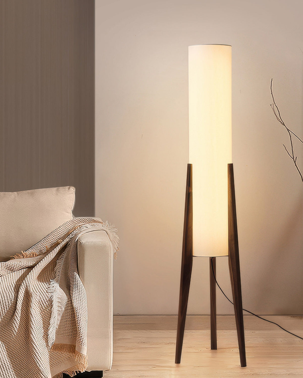 Lampadaire scandinave en noyer avec abat-jour en tissu et lumière chaude pour intérieurs élégants | Sansoti