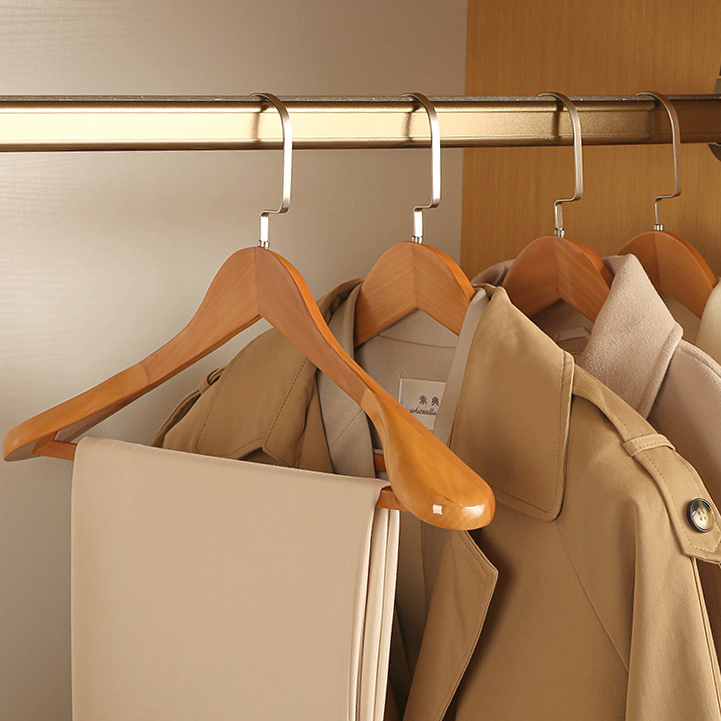 Cintres en bois et métal brun foncé, garde-robe, armoire, lot de cintres luxe, antidérapants, maintien de la forme | Sansoti