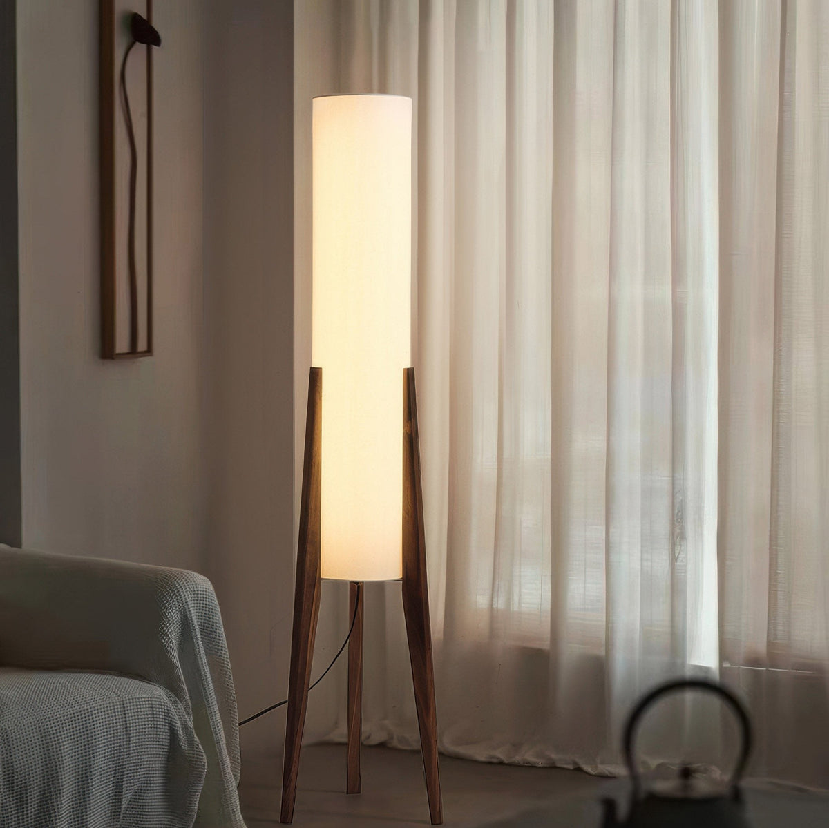 Lampadaire scandinave en noyer avec abat-jour en tissu et lumière chaude pour intérieurs élégants | Sansoti