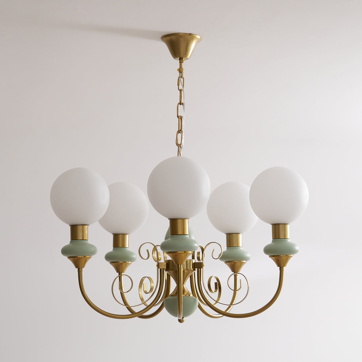 Glas-Kronleuchter mit Eisenrahmen in Grün, Gold und Weiß, 3-5-8 Lampen, Pendelleuchte für Esszimmer und Wohnzimmer | Sansoti