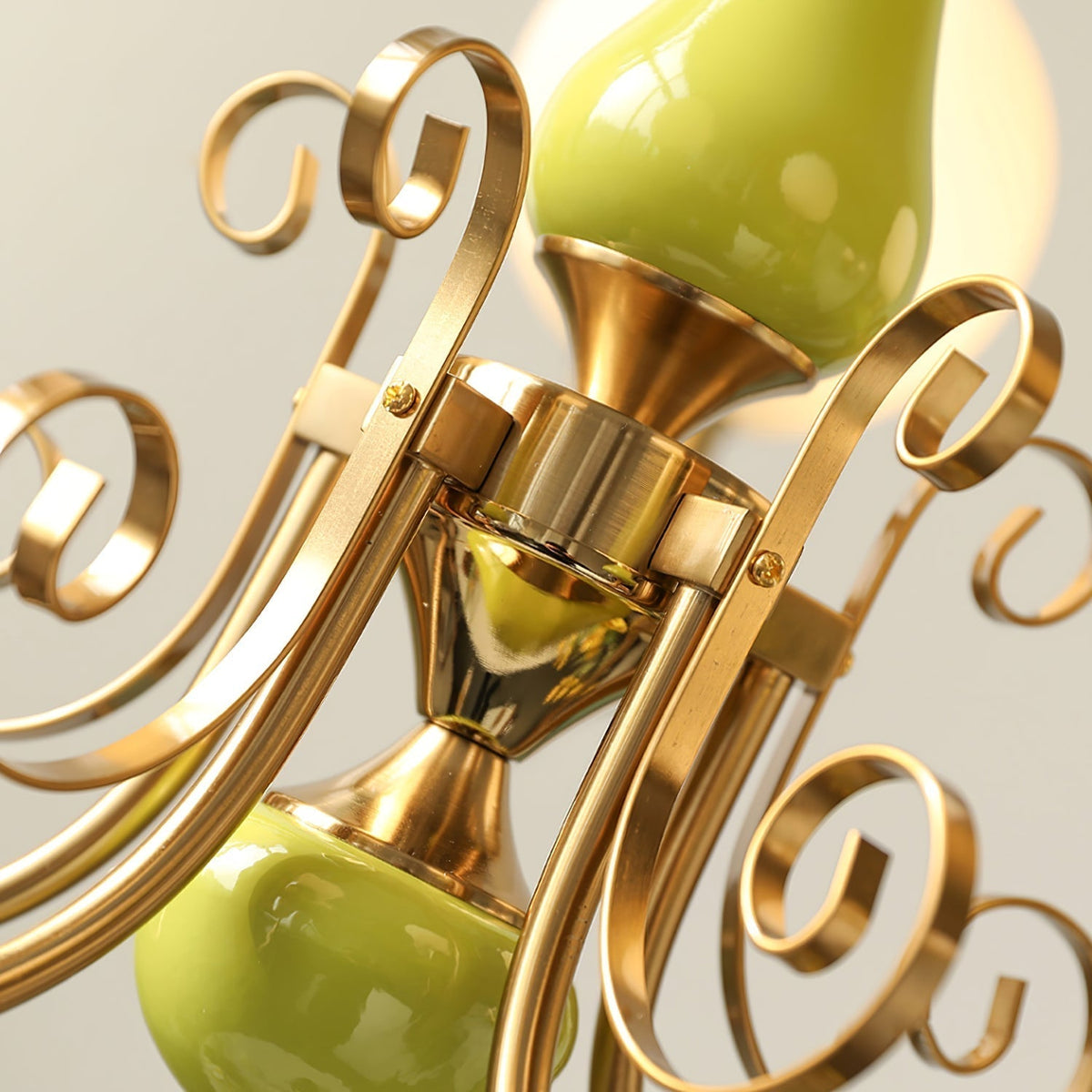 Glas-Kronleuchter mit Eisenrahmen in Grün, Gold und Weiß, 3-5-8 Lampen, Pendelleuchte für Esszimmer und Wohnzimmer | Sansoti