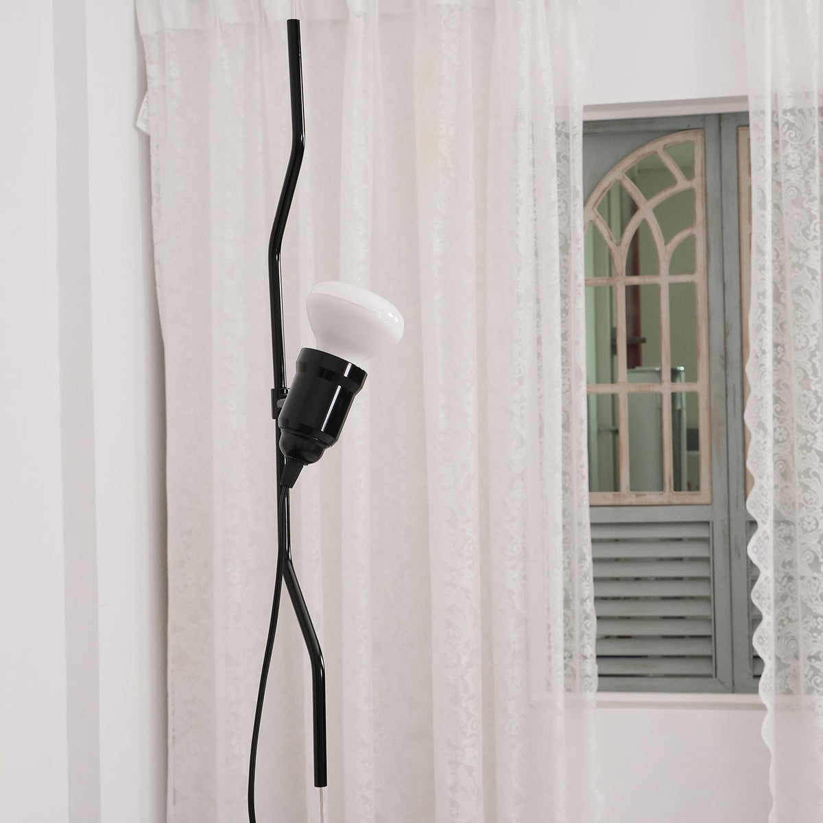 Suspension réglable en hauteur avec abat-jour tubulaire en métal – Noir/Blanc/Rouge | Sansoti