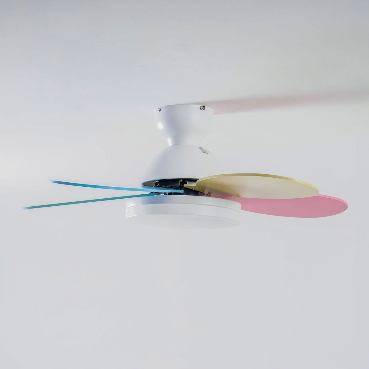 Liora Plafondventilator met Verlichting en Gekleurde Glazen Bladeren voor Kinderkamer – Moderne Ceiling Fan met LED en Afstandsbediening – Verstelbare Snelheid Plafondventilator met Licht in Meerdere Kleurvarianten | Sansoti