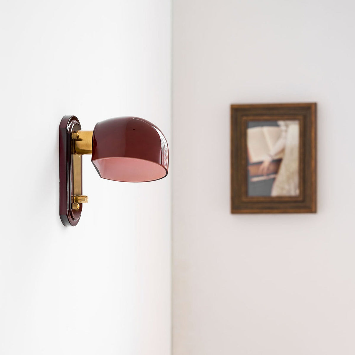 Vintage Wandleuchte mit rotem Glasschirm — Stimmungsvolle Retro-Beleuchtung für Wohnzimmer & Esszimmer | Sansoti