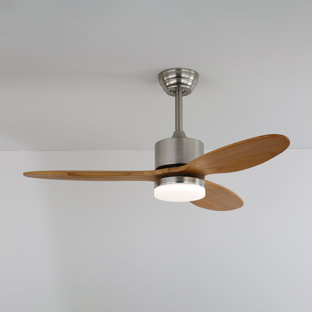 Elara Deckenventilator mit Beleuchtung — Minimalistisches Design mit Holzflügeln für optimale Luftzirkulation | Sansoti
