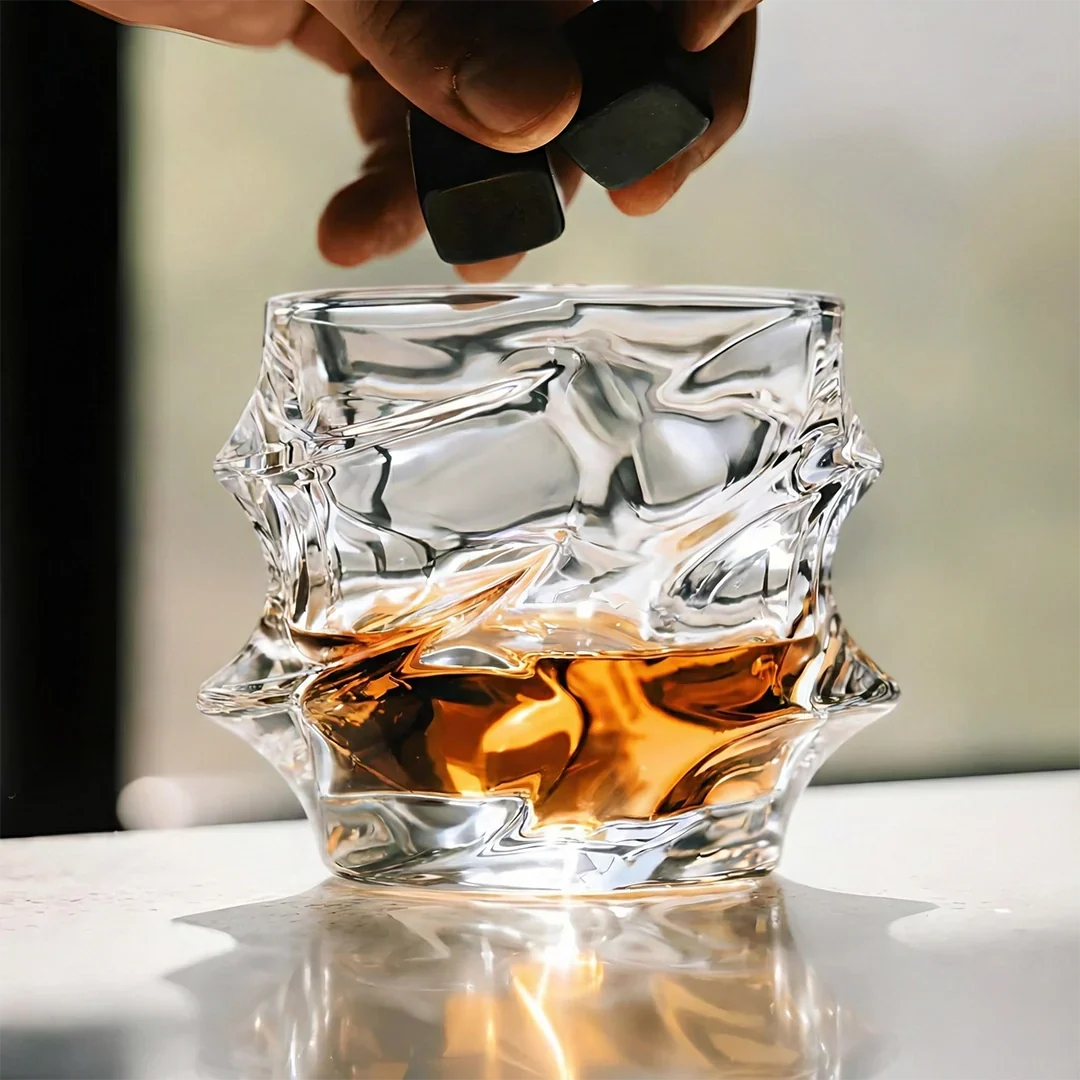 Japanisches Kristall-Whiskyglas mit Wellenstruktur für optimalen Halt, intensiven Geschmack und stilvolles Servieren | Sansoti
