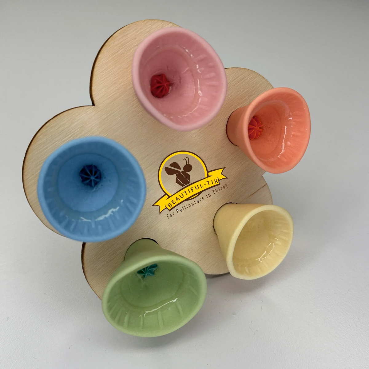 Futterstation für Bienen und Schmetterlinge – Set mit 5 Trinkbechern – Gartenwasserquelle für Bestäuber – Hilft Bienen zu hydratisieren – Umweltfreundliches Material – Ideal für bienenfreundlichen Garten | Sansoti