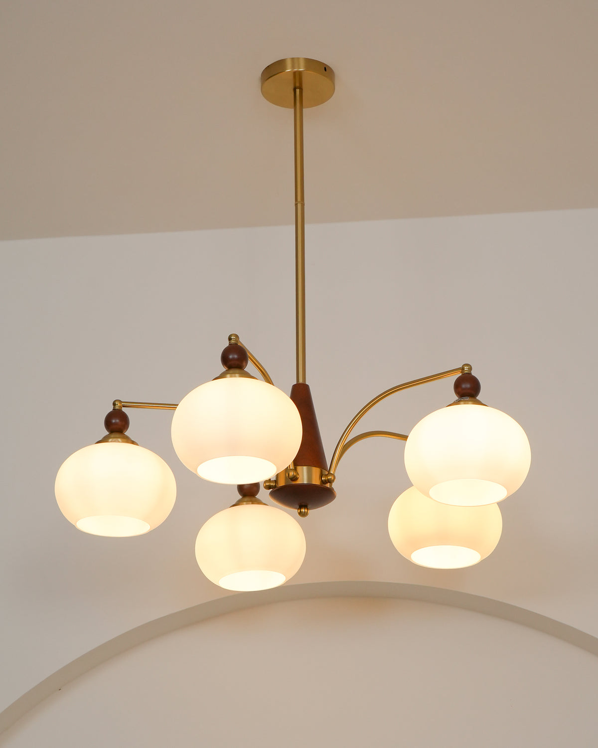 Lustre rétro Calliope – Suspension métallique avec abat-jours en verre – 3, 5 ou 8 points lumineux – Design classique vintage pour salle à manger et salon | Sansoti