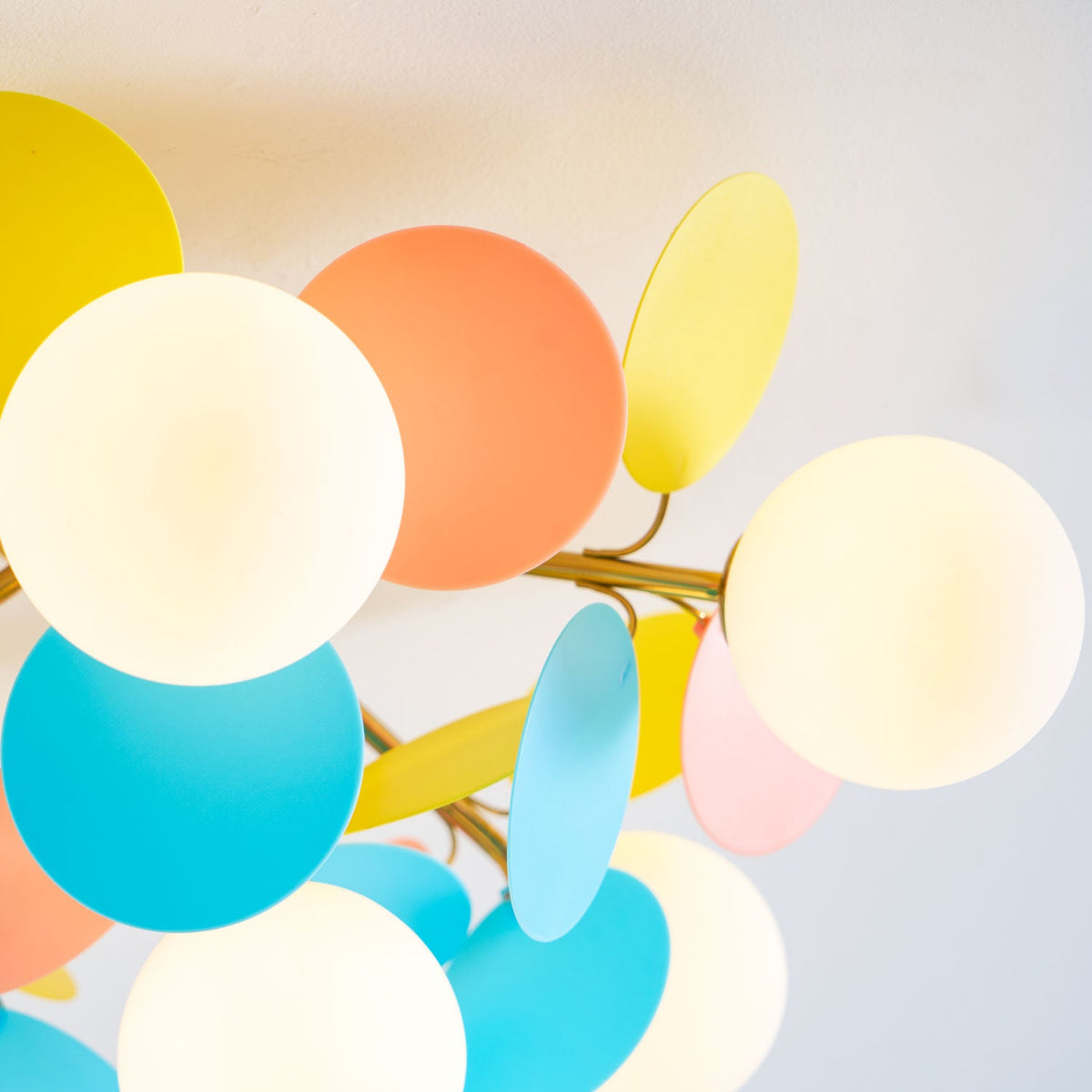 Plafonnier rond avec feuilles en acrylique – Couleurs pastel macaron – 1, 4, 6 ou 8 points lumineux – Douille G9 – Design scandinave pour chambre d’enfant, salon et bureau | Sansoti