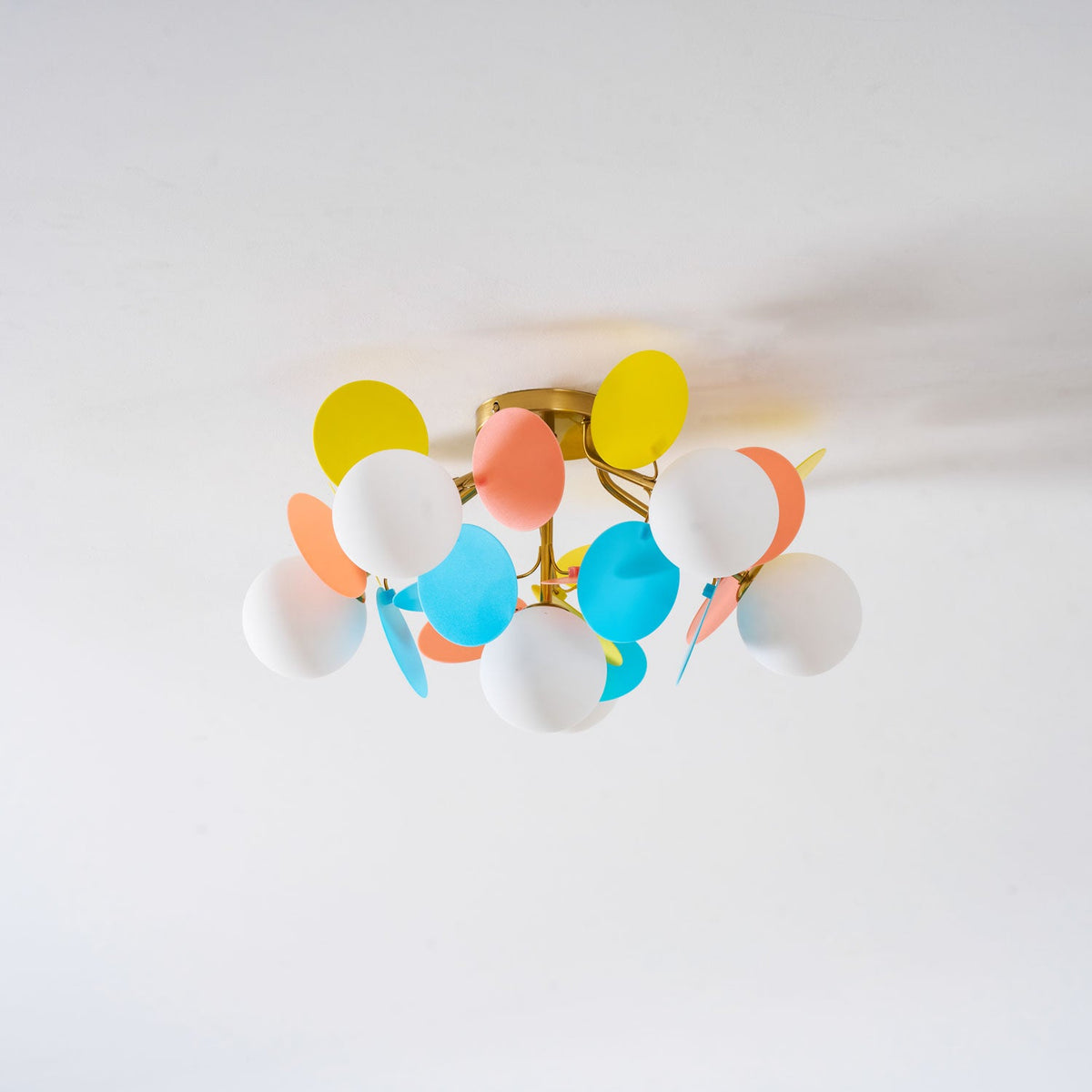 Plafonnier rond avec feuilles en acrylique – Couleurs pastel macaron – 1, 4, 6 ou 8 points lumineux – Douille G9 – Design scandinave pour chambre d’enfant, salon et bureau | Sansoti