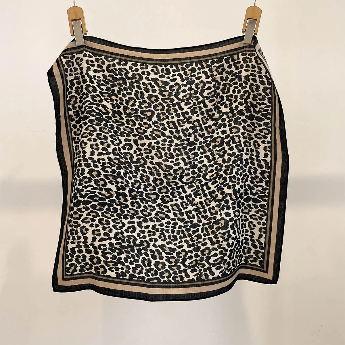Quadratisches Bandana 68x68cm mit Baumwollprint, Kopftuch für Damen, Haar- und Halstuch, multifunktional für alle vier Jahreszeiten | Sansoti