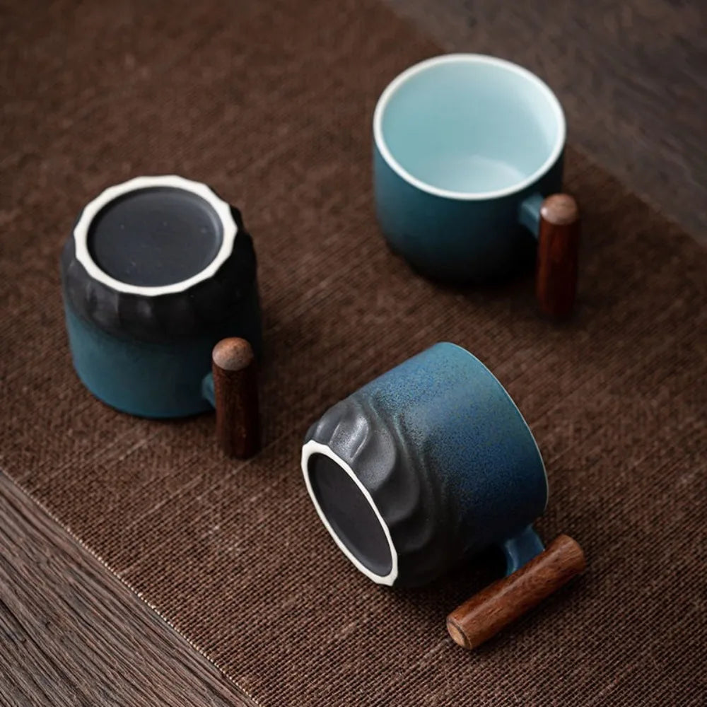 Mug à café en céramique avec courbes classiques et finition émaillée | Sansoti
