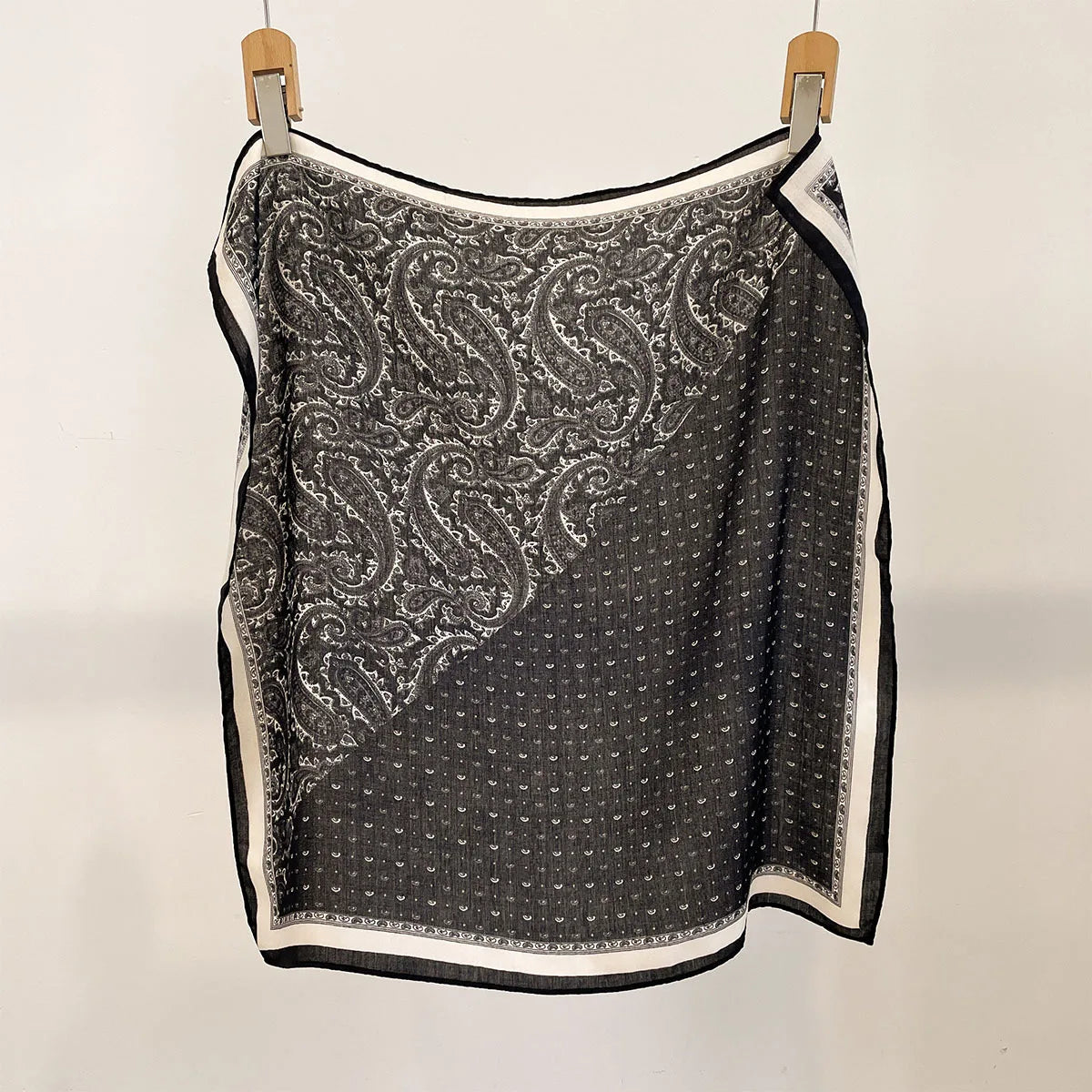 Quadratisches Bandana 68x68cm mit Baumwollprint, Kopftuch für Damen, Haar- und Halstuch, multifunktional für alle vier Jahreszeiten | Sansoti