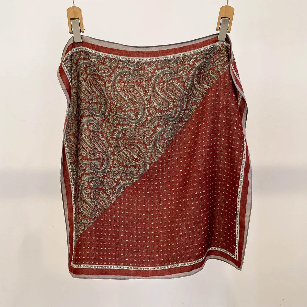 Quadratisches Bandana 68x68cm mit Baumwollprint, Kopftuch für Damen, Haar- und Halstuch, multifunktional für alle vier Jahreszeiten | Sansoti