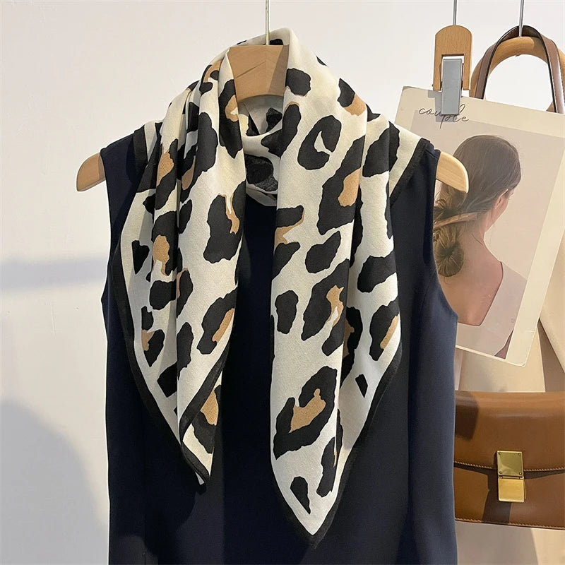 Quadratisches Bandana 68x68cm mit Baumwollprint, Kopftuch für Damen, Haar- und Halstuch, multifunktional für alle vier Jahreszeiten | Sansoti