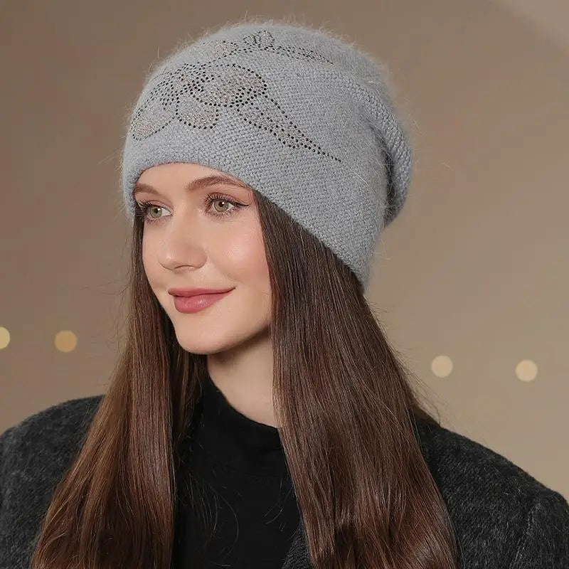 Gestrickte Wintermütze für Damen mit Blumendekor, warme Beanie, lässige Streetwear-Kopfbedeckung, Winteraccessoire | Sansoti