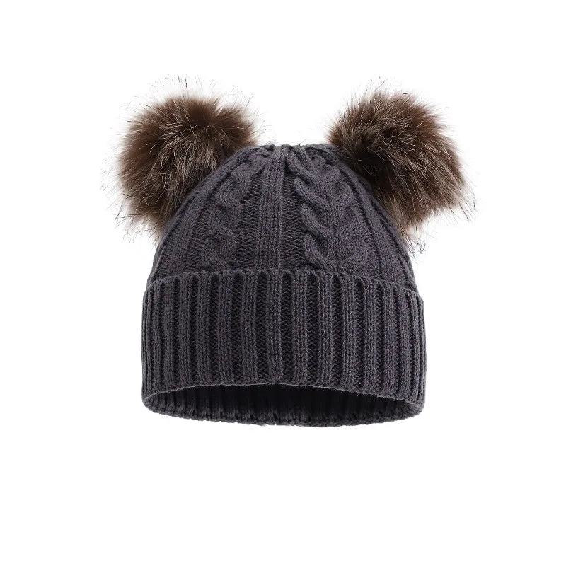 Gestrickte Wintermütze mit zwei Pompons für Damen, warmes Outdoor-Accessoire, elastisch, unifarben, lässig | Sansoti