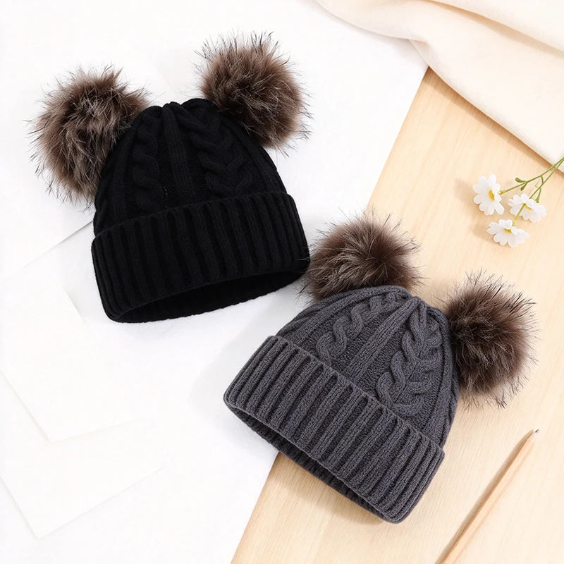 Gestrickte Wintermütze mit zwei Pompons für Damen, warmes Outdoor-Accessoire, elastisch, unifarben, lässig | Sansoti