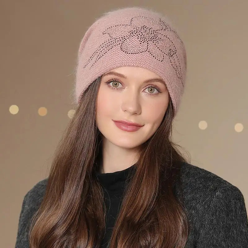 Gestrickte Wintermütze für Damen mit Blumendekor, warme Beanie, lässige Streetwear-Kopfbedeckung, Winteraccessoire | Sansoti