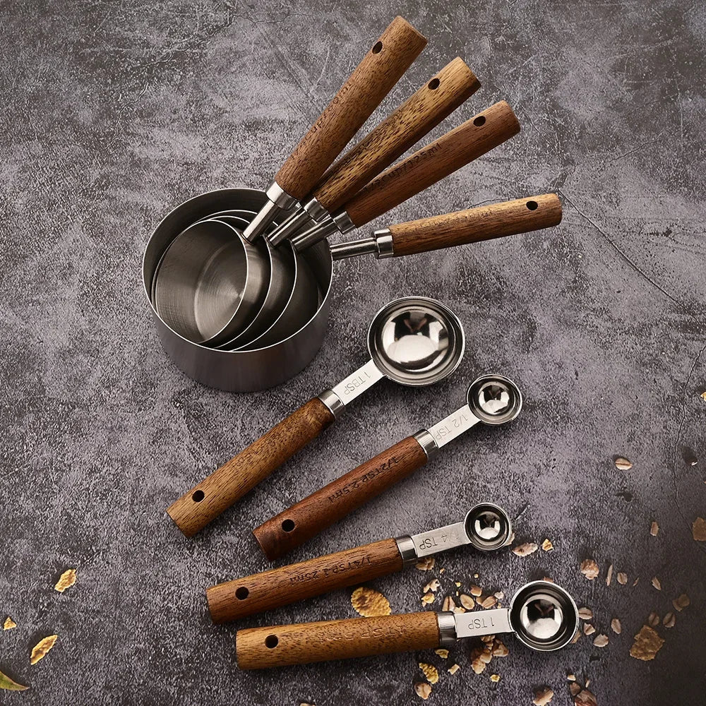 Messlöffel-Set 8-teilig aus Edelstahl mit Holzgriff – Nestbares Küchenwerkzeug zum Backen und Kochen | Sansoti