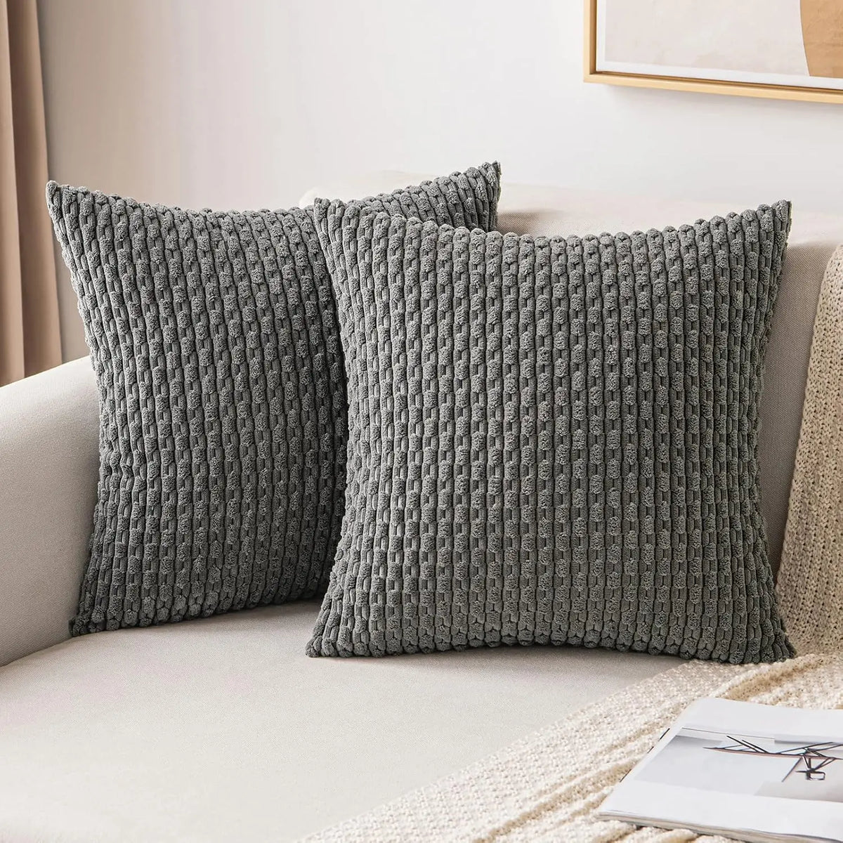 Geripptes Samtkissen 45x45 cm für Sofa und Bett, dekoratives Kissen im skandinavischen Design für Wohnzimmer und Schlafzimmer | Sansoti