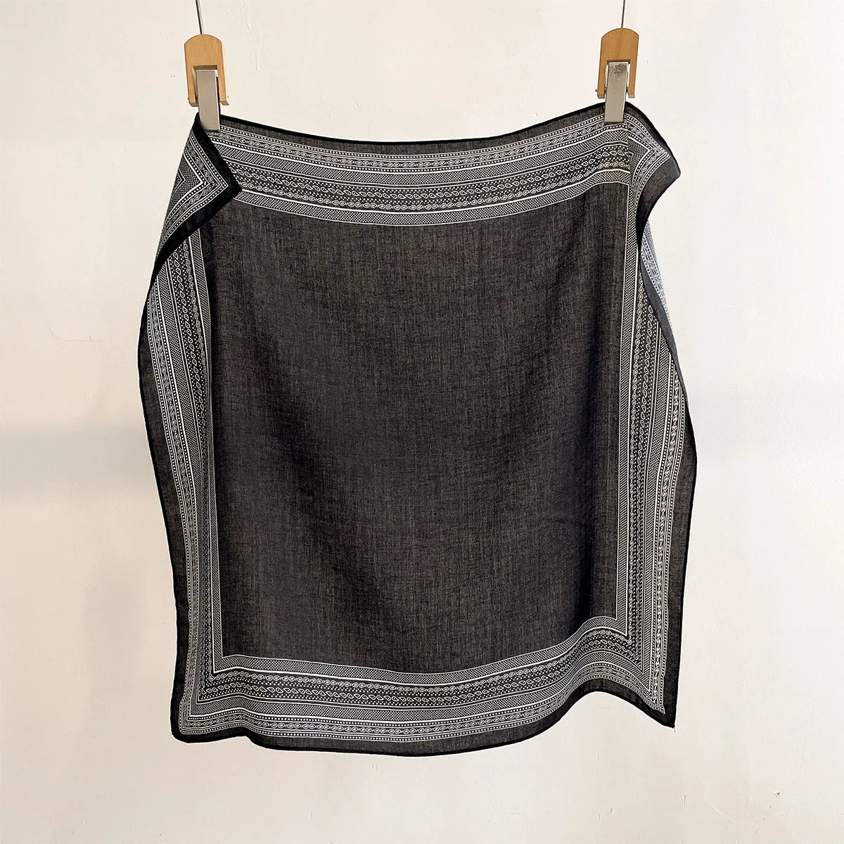 Quadratisches Bandana 68x68cm mit Baumwollprint, Kopftuch für Damen, Haar- und Halstuch, multifunktional für alle vier Jahreszeiten | Sansoti