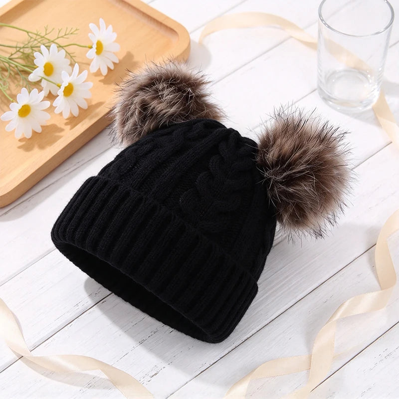Gestrickte Wintermütze mit zwei Pompons für Damen, warmes Outdoor-Accessoire, elastisch, unifarben, lässig | Sansoti